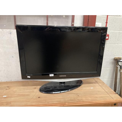 447 - Samsung LE32R74BD TV, with power lead and 2 remotes
Not working