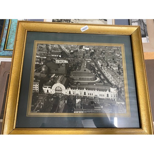 326 - Box of pictures & black & white photographs including Skipton Castle, Stone Head St Mary's Beverley,... 