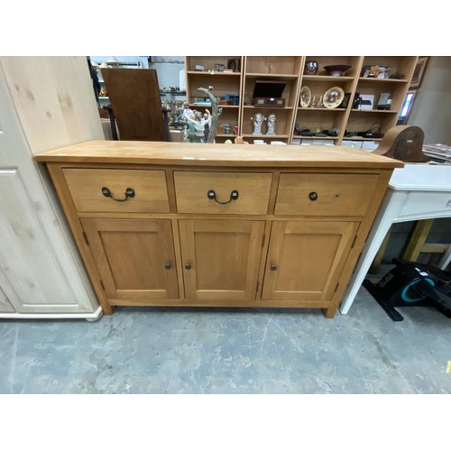 181 - Modern oak sideboard 85H 130W 40D (one handle missing)