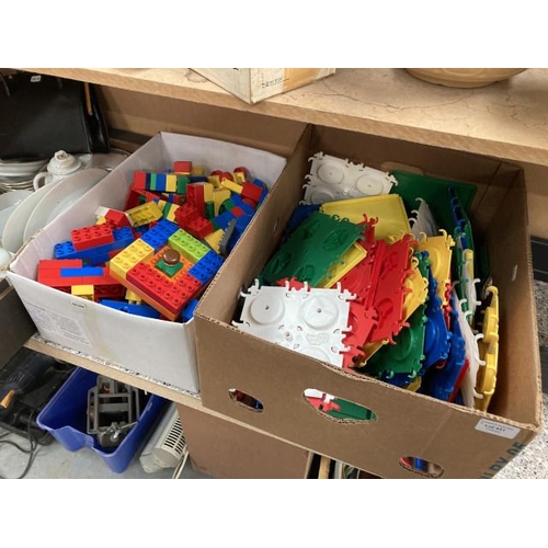 431 - Box of building blocks including Duplo and a box of Quadro