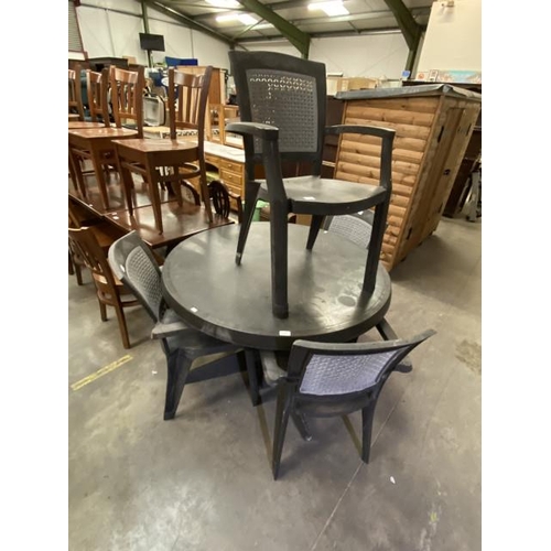 87 - Plastic circular garden table (74H 113DIAM cm) & 4 chairs