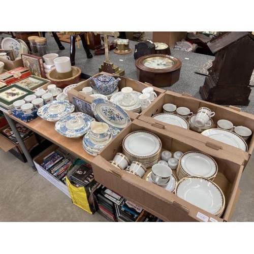 541 - Assorted collection of dinner & tea wares Inc. Duchess 