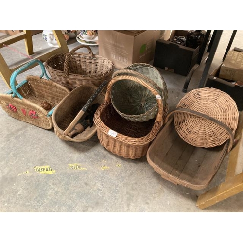 555 - 6 wicker baskets incl vintage and wooden trug