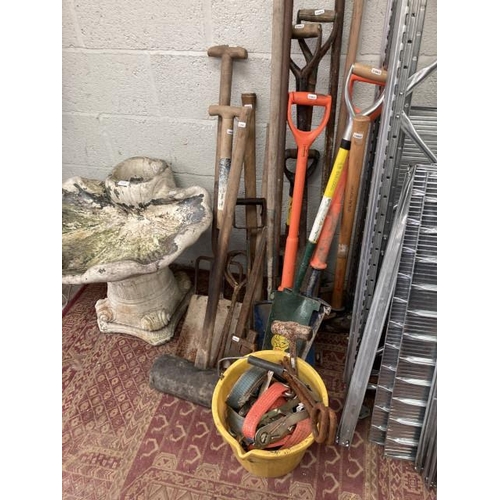 569 - Quantity of garden tools