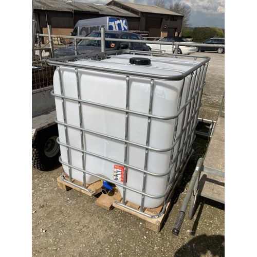 576 - Water tank (NEW) 117H 120W 100D