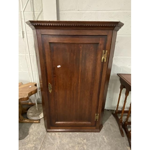 83 - Victorian oak corner cupboard with one key 105H 73W 41D