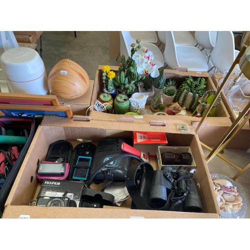 543 - Selection of collectables Inc. Atlantis sewing machine with foot pedal (as seen), rugs, pictures, va... 