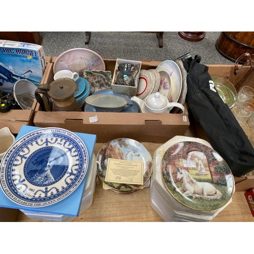 542 - Selection of collectables Inc. 2 OXO tins, 8 plates from 