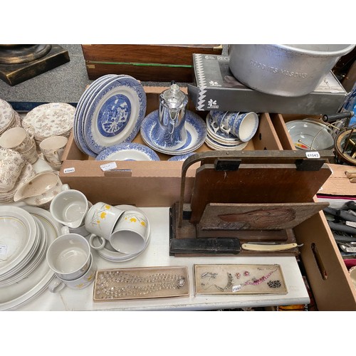 542 - Selection of collectables Inc. 2 OXO tins, 8 plates from 