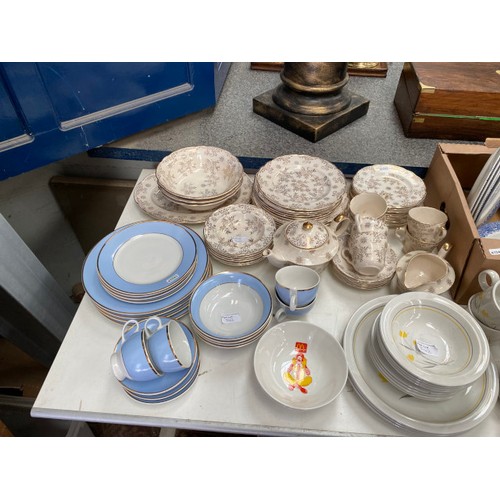 542 - Selection of collectables Inc. 2 OXO tins, 8 plates from 