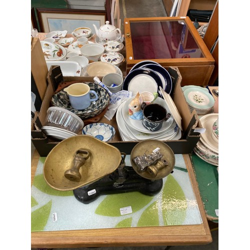 552 - Collection of kichenalia, incl enamel plates, salad spinner, glass casserole dishes, Le Cruset casse... 