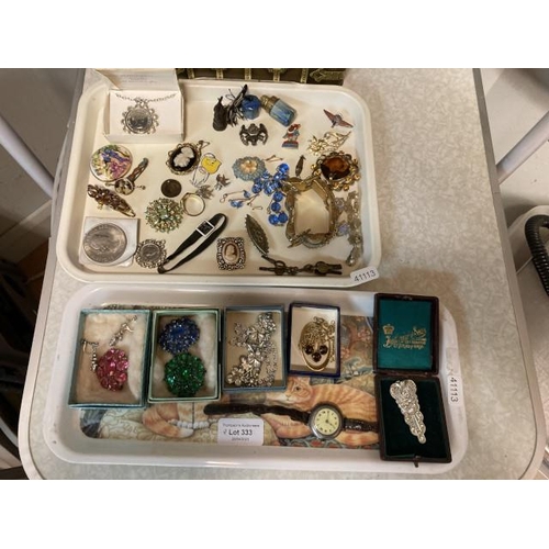 333 - Two trays of collectables & jewellery Inc. silver cased watch, pocket watch keys, thimble case, broo... 