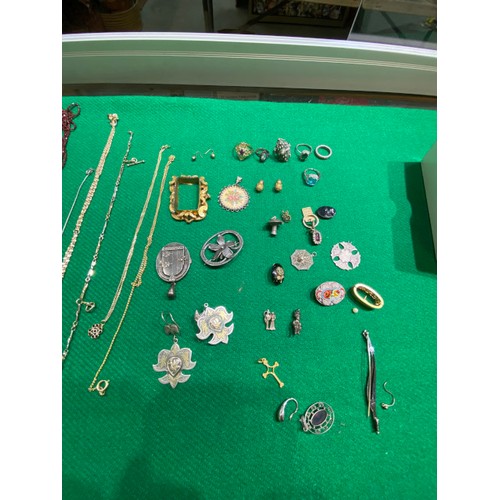 364 - Box of antique jewellery including brooches and rings etc