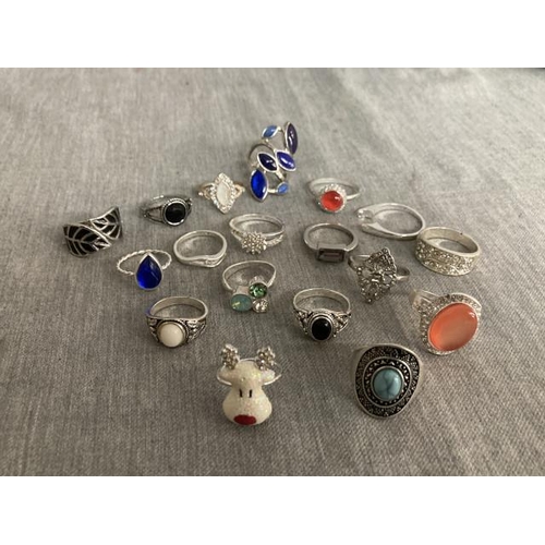 290 - 18 costume rings (various sizes)