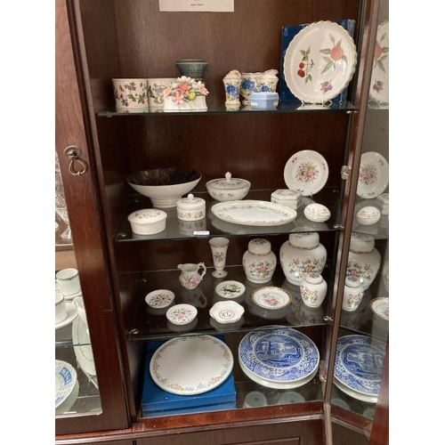 369 - 4 shelves of collectables including Wedgwood 