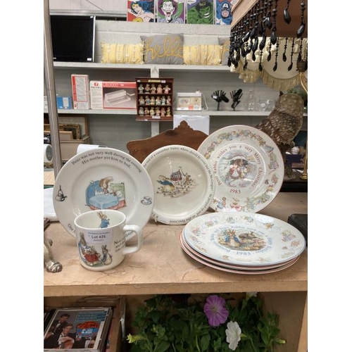 425 - 4x 1983 Wedgwood Peter Rabbit plates & a 3 piece nursery set