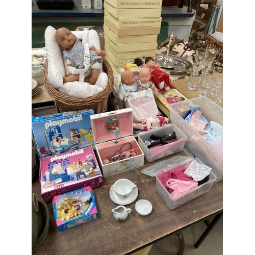 462 - Barbie with clothes & accessories, 3 dolls with clothes and accessories, wicker dolls basket etc