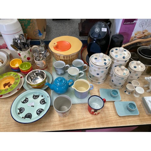 474 - Kitchen wares Inc. enamel dishes, Lakeland cupcake stand, Nescafe Dolce Gusto machine, cake tins, ma... 