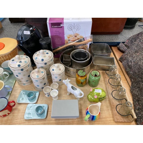 474 - Kitchen wares Inc. enamel dishes, Lakeland cupcake stand, Nescafe Dolce Gusto machine, cake tins, ma... 