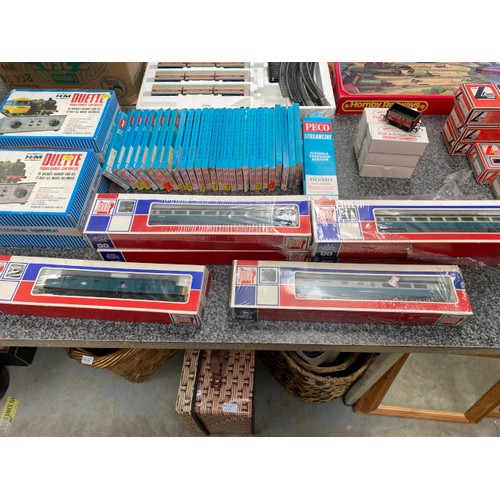 204 - Hornby 00 electric train set, boxed RO75 BR Class 47 diesel loco, boxed \RO68 BR Class 25 Bo-Bo dies... 