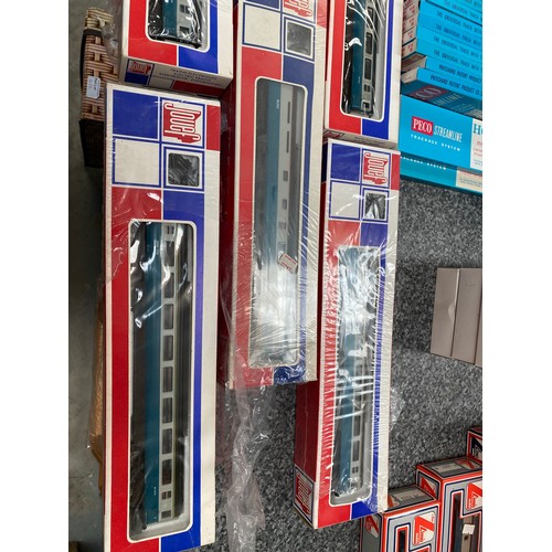 204 - Hornby 00 electric train set, boxed RO75 BR Class 47 diesel loco, boxed \RO68 BR Class 25 Bo-Bo dies... 