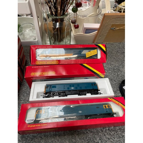 204 - Hornby 00 electric train set, boxed RO75 BR Class 47 diesel loco, boxed \RO68 BR Class 25 Bo-Bo dies... 