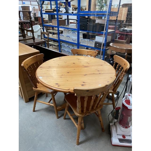 46 - Pine circular kitchen table 75H 105 diameter and 4 chairs