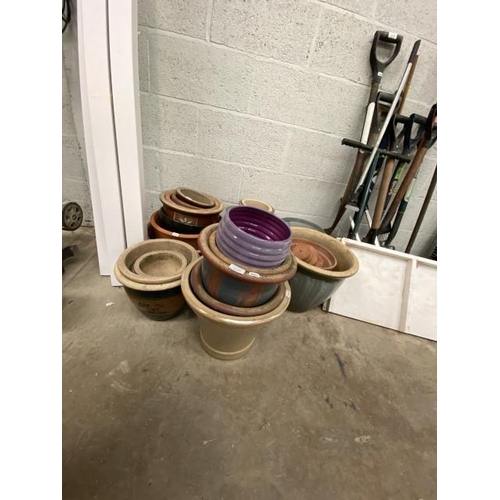 105 - Assorted glazed/ceramic planters etc