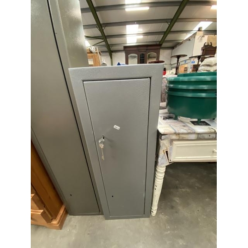 157 - Metal gun cabinet with 2 keys 97H 33W 32D