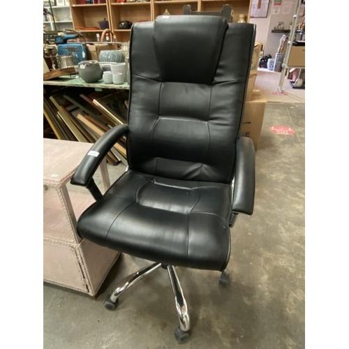 228 - Black leather and chrome swivel office chair 62W