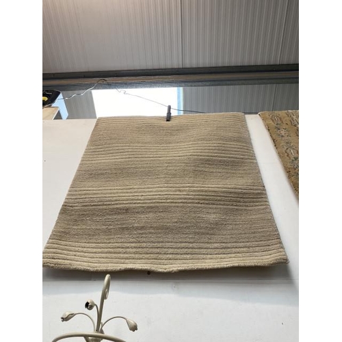 232 - Cream ground rug 162 x 105cm