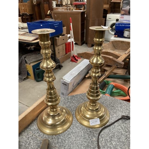 278 - Pair of brass candlesticks 35H