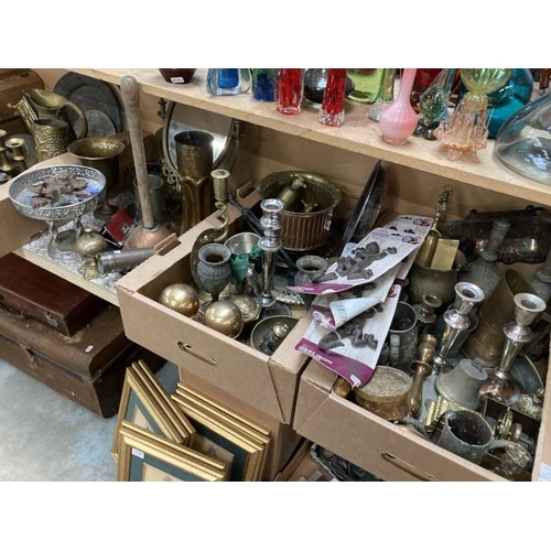 487 - Selection of metal wares inc. brass dressing table mirror, charger, brass candlesticks, door knocker... 