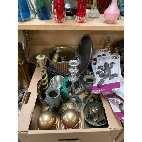 487 - Selection of metal wares inc. brass dressing table mirror, charger, brass candlesticks, door knocker... 