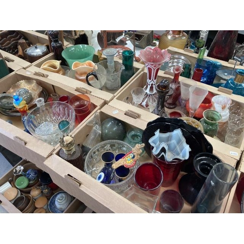 518 - Good quantity of art glass