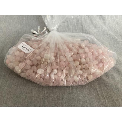 525 - Approx. 800 pink semi-precious stones plus beads for making approx. 100 bracelets (holes already in ... 