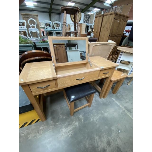 71 - Oak dressing table 78H 121W 44D, stool and an oak occasional table 51H 51W 89D