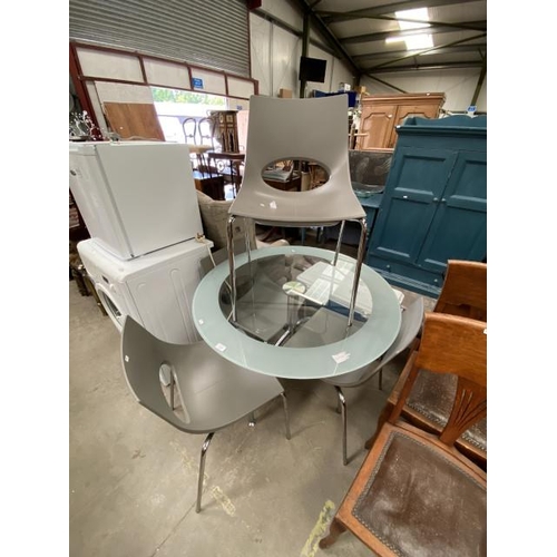 94 - 4 Italian Congress Calligaris chairs and a glass table 73H 100 diam