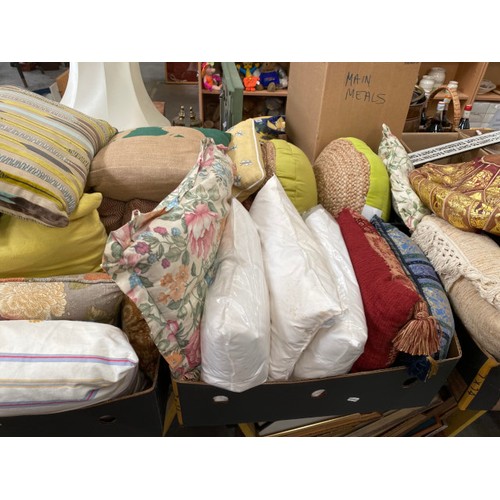 508 - Large collection of assorted cushions, curtains, throws etc (New & Used), footstools, wicker baskets... 