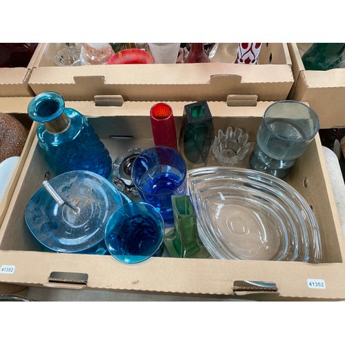 518 - Good quantity of art glass