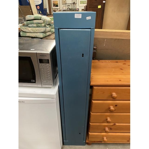 187 - Metal gun cabinet with 4 keys 138H 25W 20D