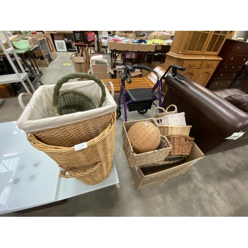 220 - Assorted wicker baskets