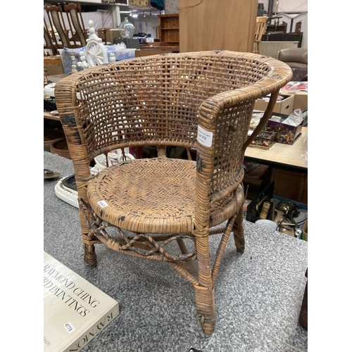 276 - Vintage child's wicker tub chair 32W 24H (floor to seat)