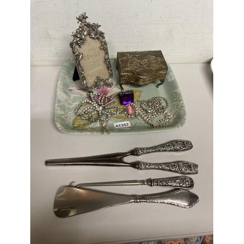 343 - Silver plated glove stretchers, shoe horn and button hook, costume jewellery and a brass trinket box... 