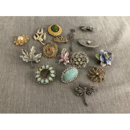 352 - 15 vintage brooches & 925 silver cat pin