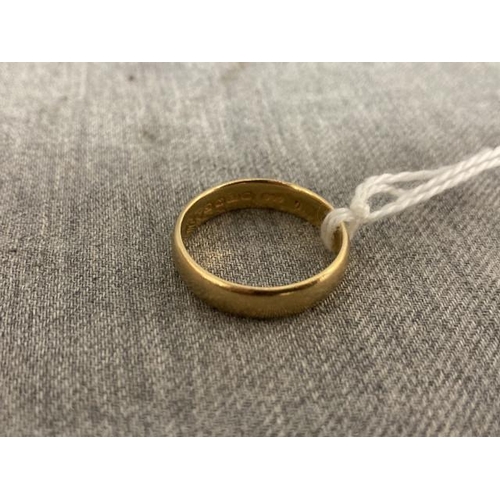 379 - 22ct gold wedding band (size Q, approx. 5.2g)