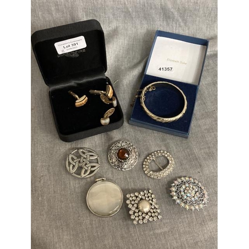 391 - 2 pairs of cufflinks, gilt bangle with safety chain, 4 brooches & 2 pendants