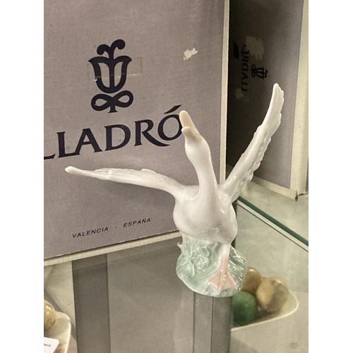 440 - Boxed Lladro duck running