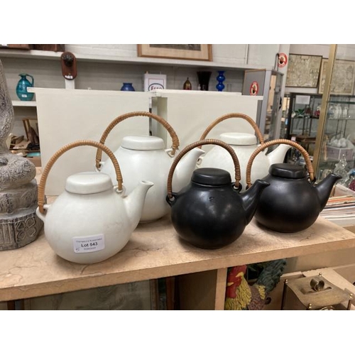 543 - 3 matt white and 2 matt black Arabia, Finland teapots with cane handles, designed by Ulla Procope