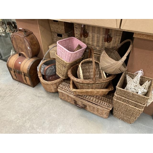 555 - Quantity of wicker etc incl hamper. storage boxes, shopping baskets, flower baskets etc